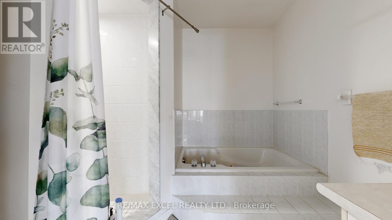 11 Royal Manor Crescent, Richmond Hill, Ontario  L4B 3N5 - Photo 18 - N12900676