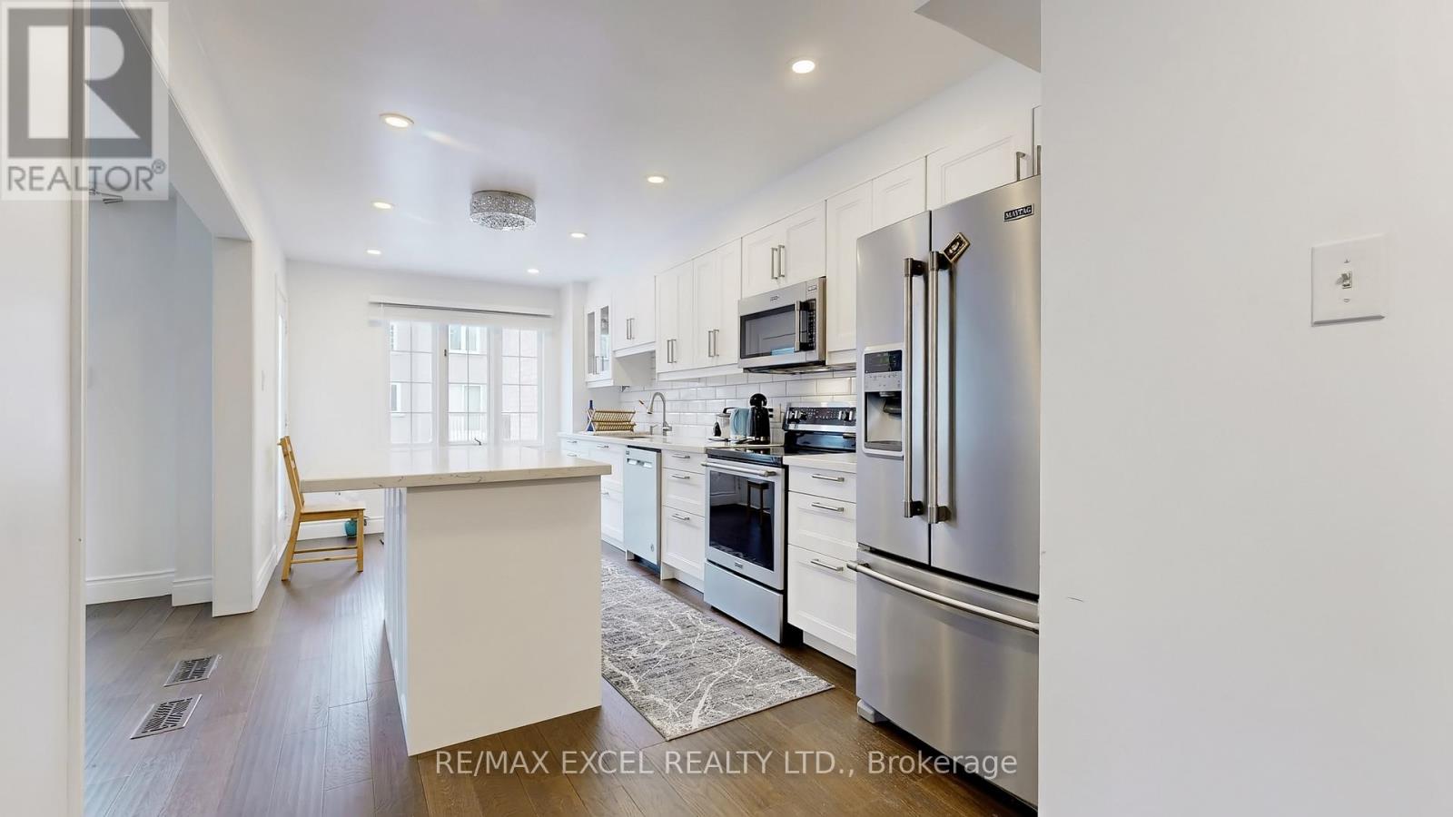 11 Royal Manor Crescent, Richmond Hill, Ontario  L4B 3N5 - Photo 7 - N12900676