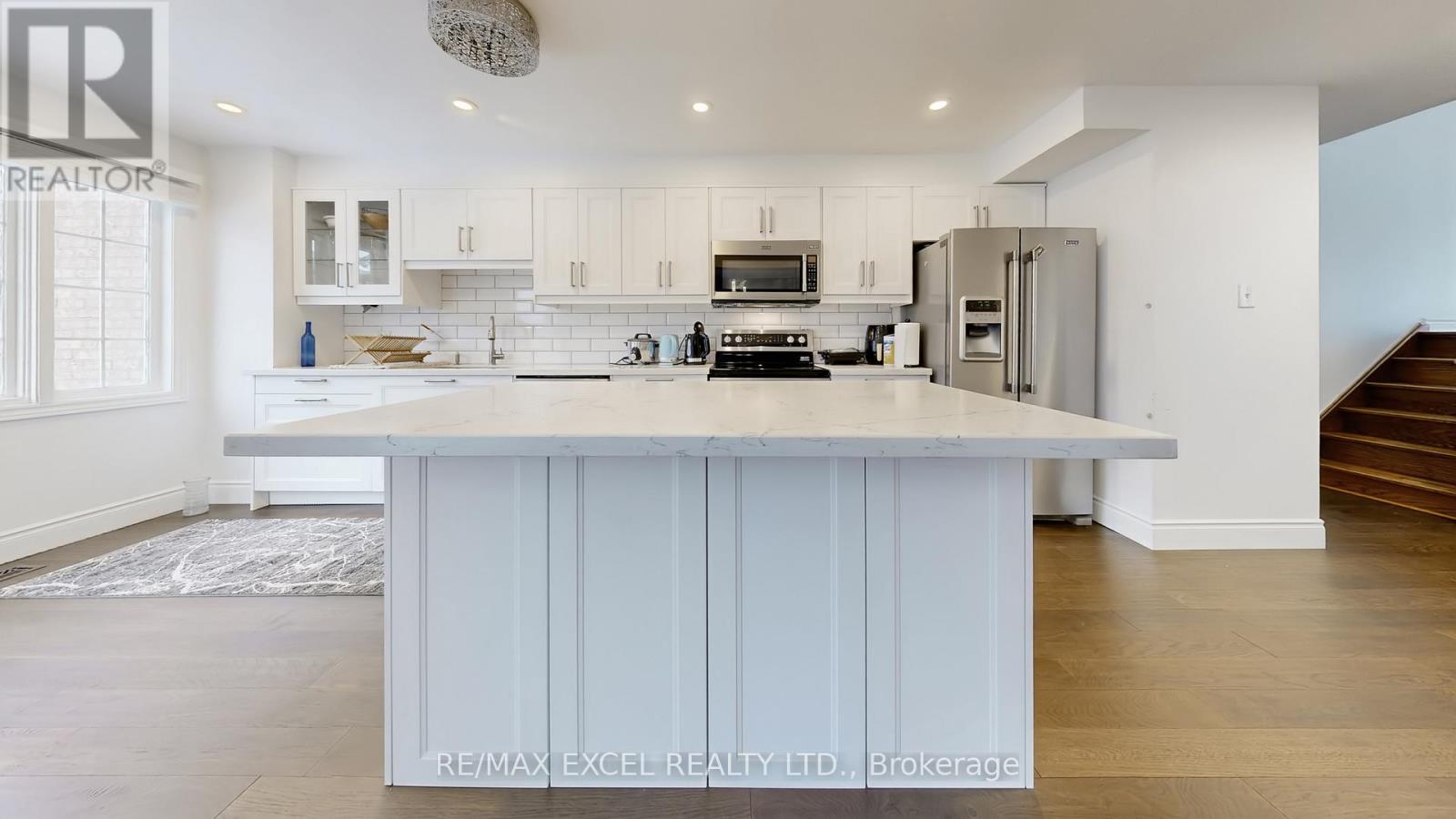 11 Royal Manor Crescent, Richmond Hill, Ontario  L4B 3N5 - Photo 9 - N12900676