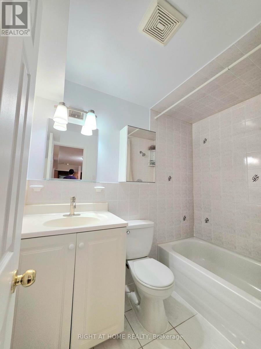 734 Spanish Moss Trail W, Mississauga, Ontario  L5W 1E6 - Photo 25 - W12873586