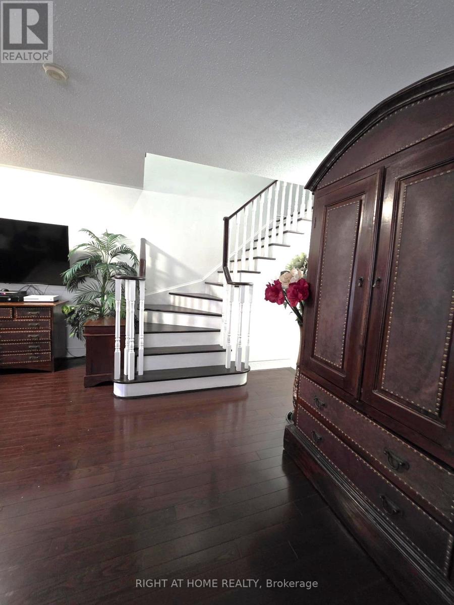 734 Spanish Moss Trail W, Mississauga, Ontario  L5W 1E6 - Photo 5 - W12873586