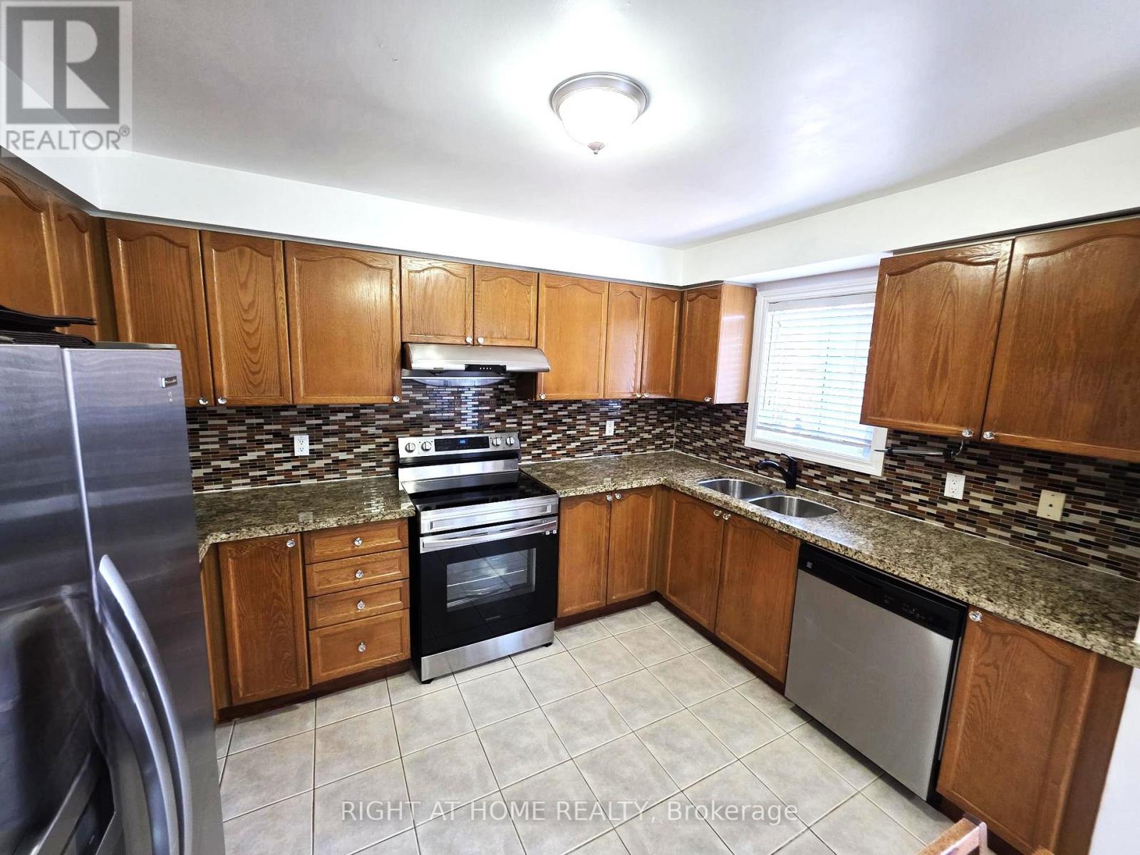 734 Spanish Moss Trail W, Mississauga, Ontario  L5W 1E6 - Photo 8 - W12873586