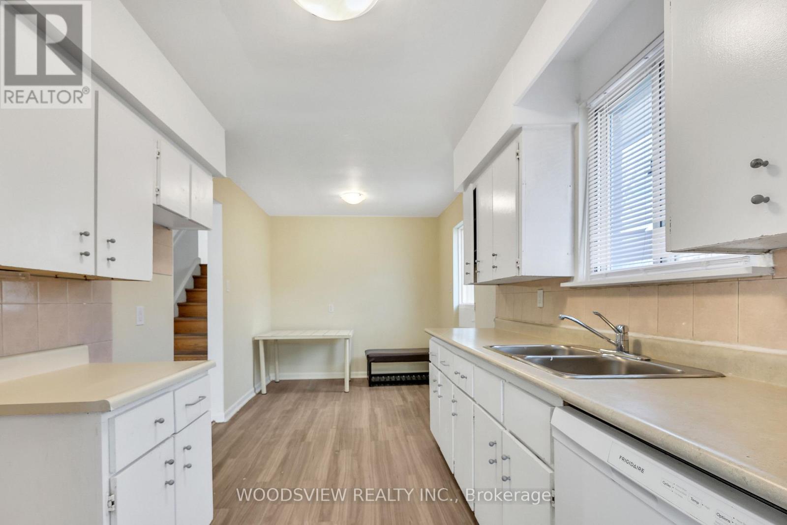 56 Lightwood Drive, Toronto (Thistletown-Beaumonde Heights), Ontario  M9V 2Z2 - Photo 4 - W12900600