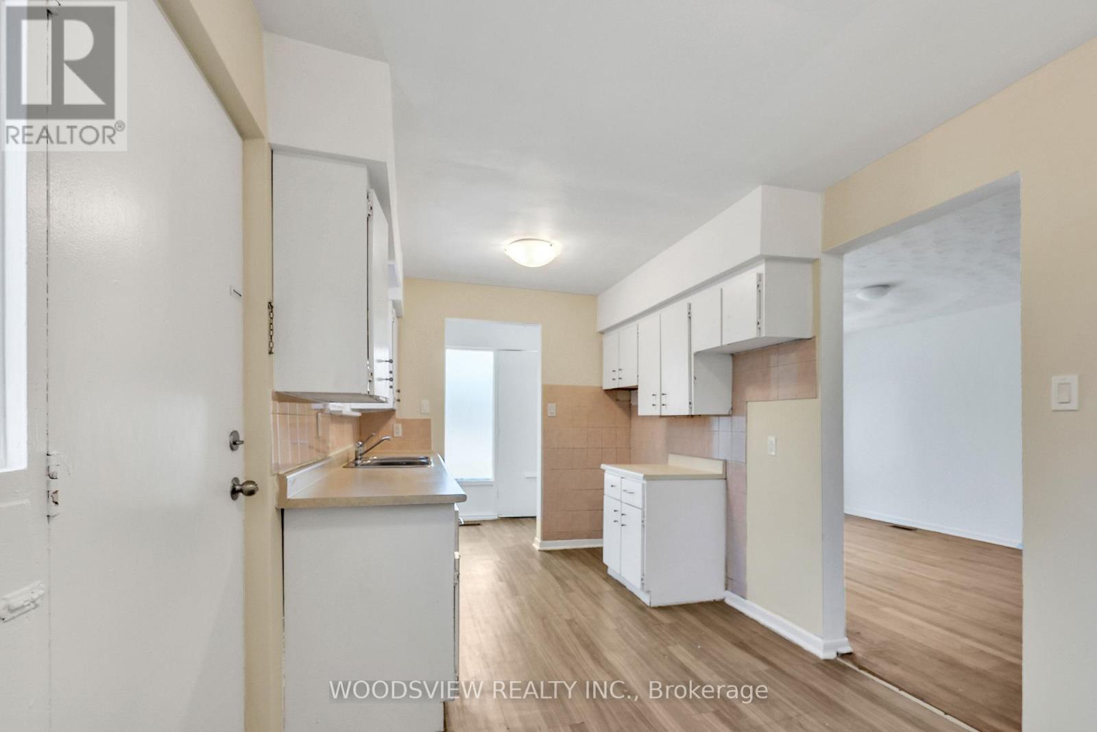 56 Lightwood Drive, Toronto (Thistletown-Beaumonde Heights), Ontario  M9V 2Z2 - Photo 5 - W12900600