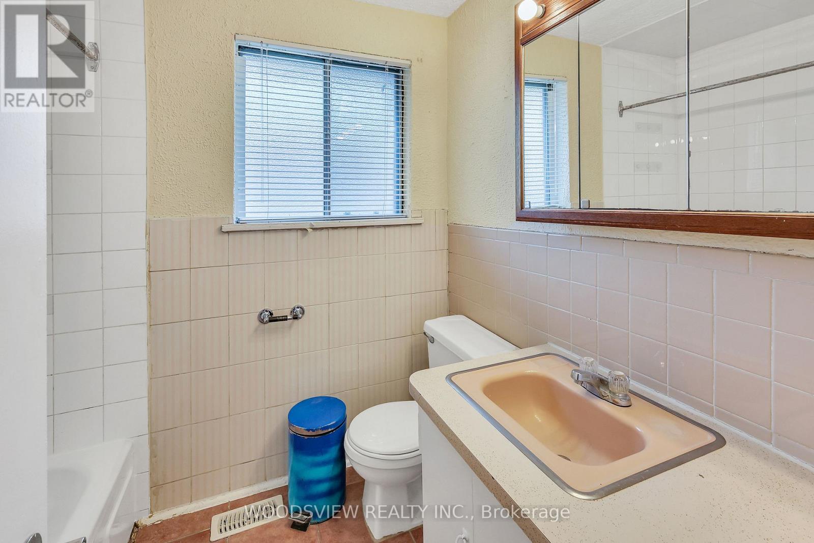 56 Lightwood Drive, Toronto (Thistletown-Beaumonde Heights), Ontario  M9V 2Z2 - Photo 8 - W12900600