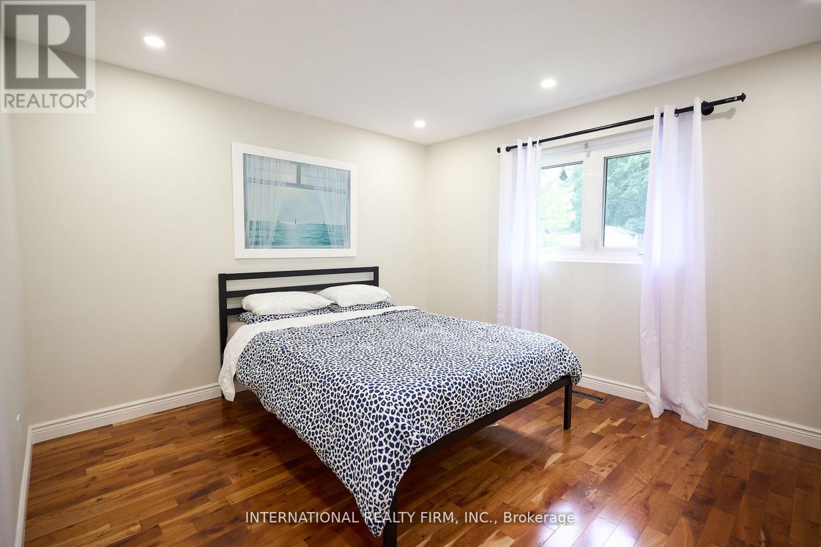 2292 Devon Road, Oakville (Fd Ford), Ontario  L6J 5R4 - Photo 10 - W12900638