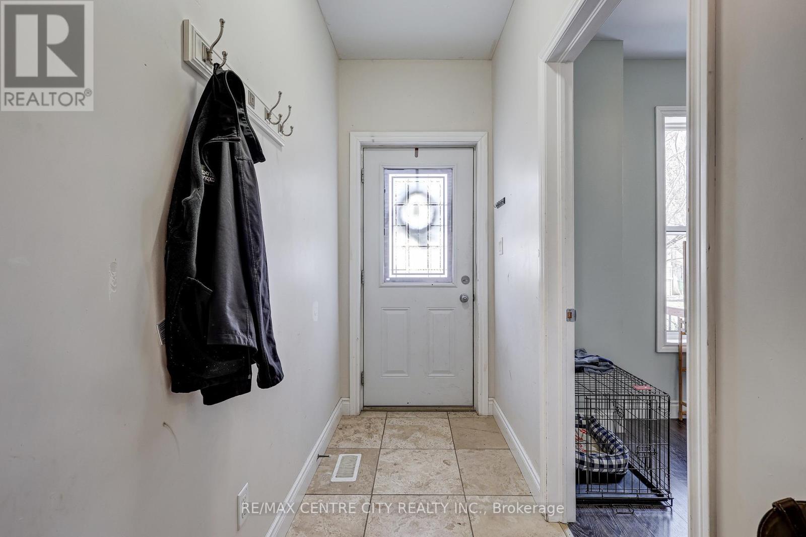 24 St Annes Place, St. Thomas, Ontario  N5R 2W5 - Photo 5 - X12900748