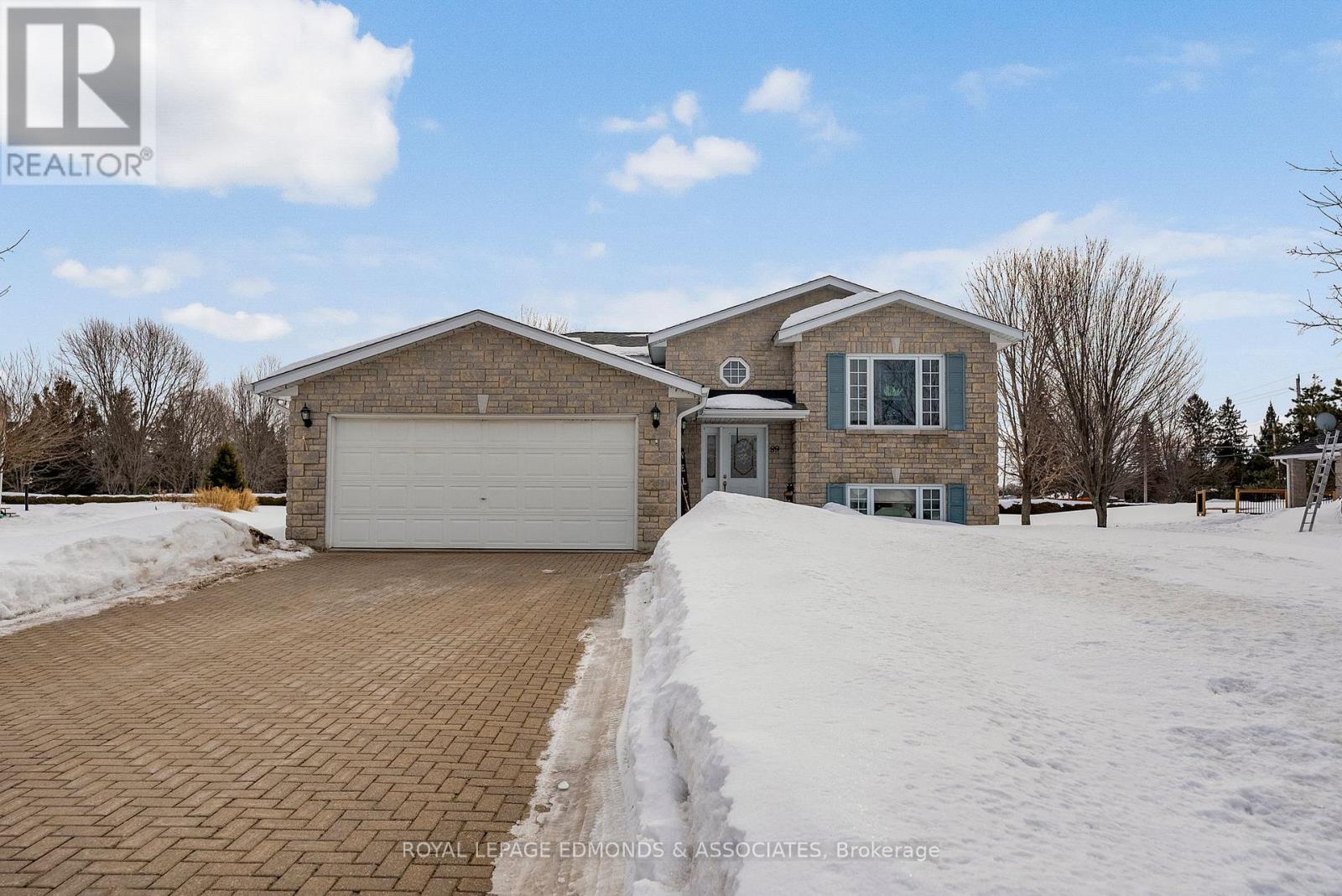 89 Rivercrest Drive, Laurentian Valley, Ontario  K8A 6W4 - Photo 2 - X12850492