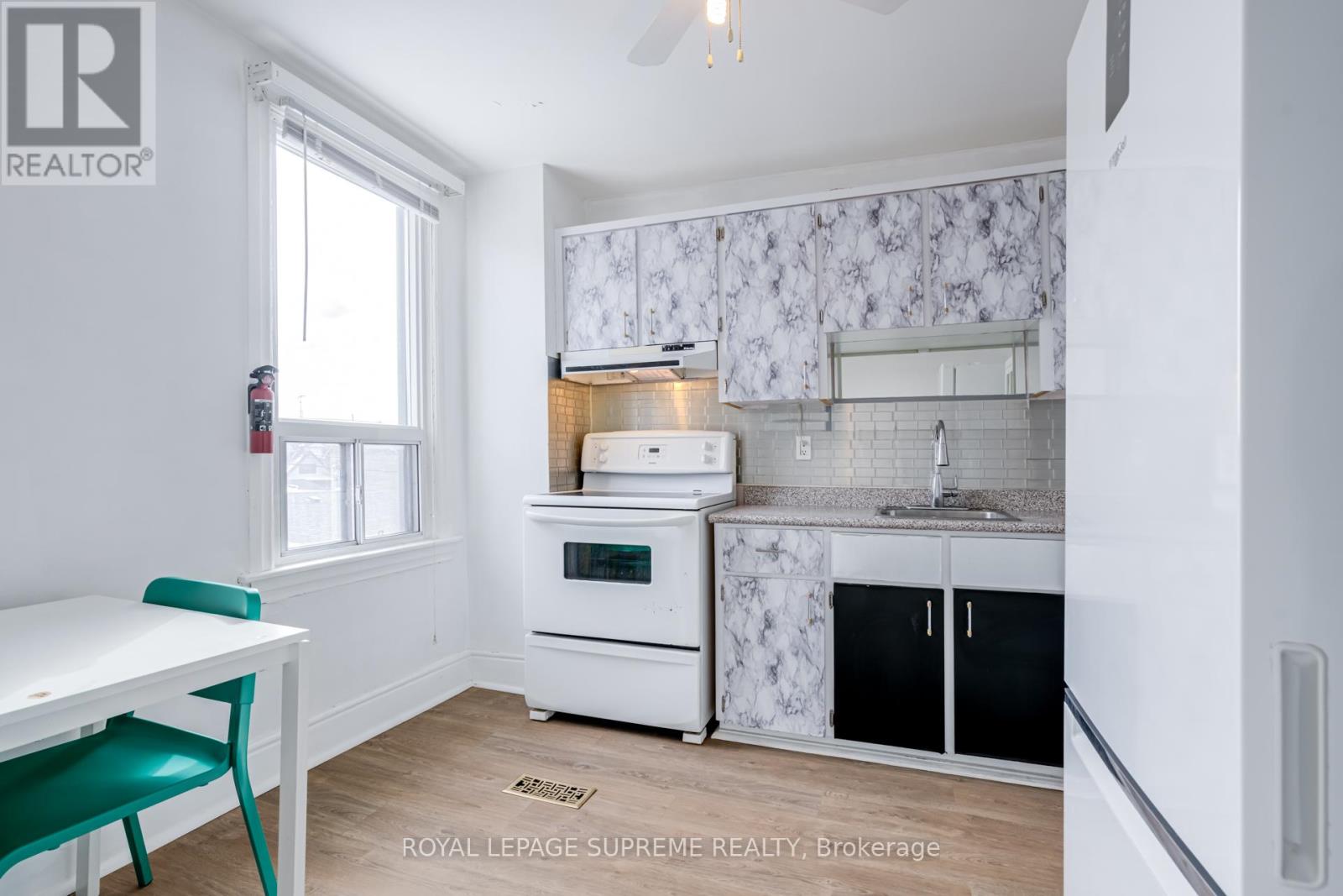 2nd Flr - 59 Somerset Avenue, Toronto, Ontario  M6H 2R3 - Photo 4 - C12900724