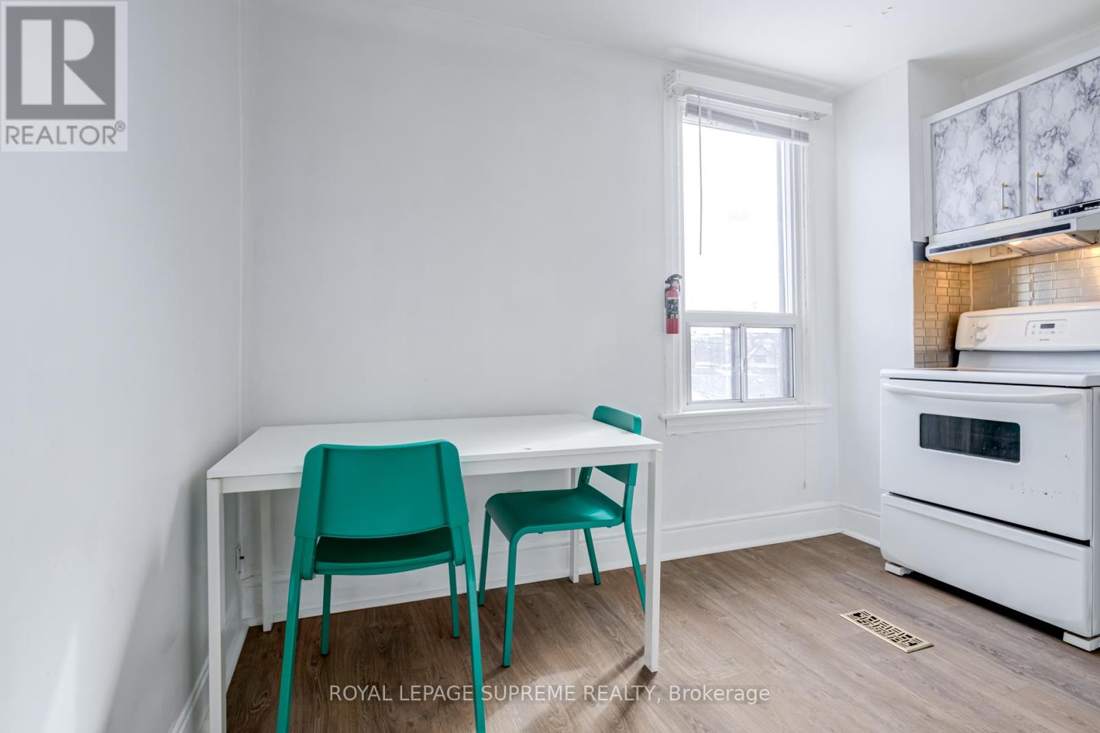 2nd Flr - 59 Somerset Avenue, Toronto, Ontario  M6H 2R3 - Photo 7 - C12900724