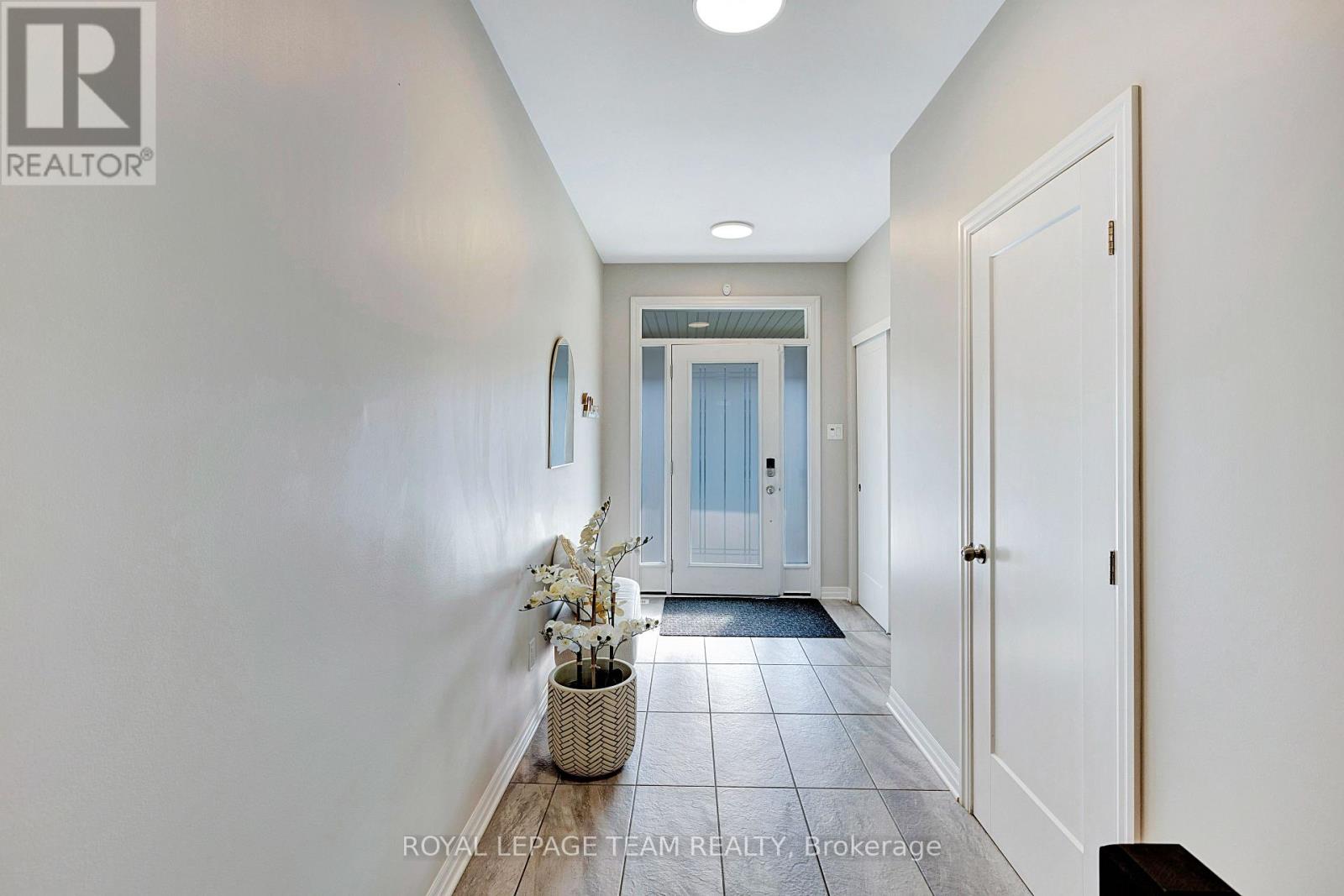 258 Gossamer Street, Ottawa, Ontario  K1W 0B2 - Photo 3 - X12900840