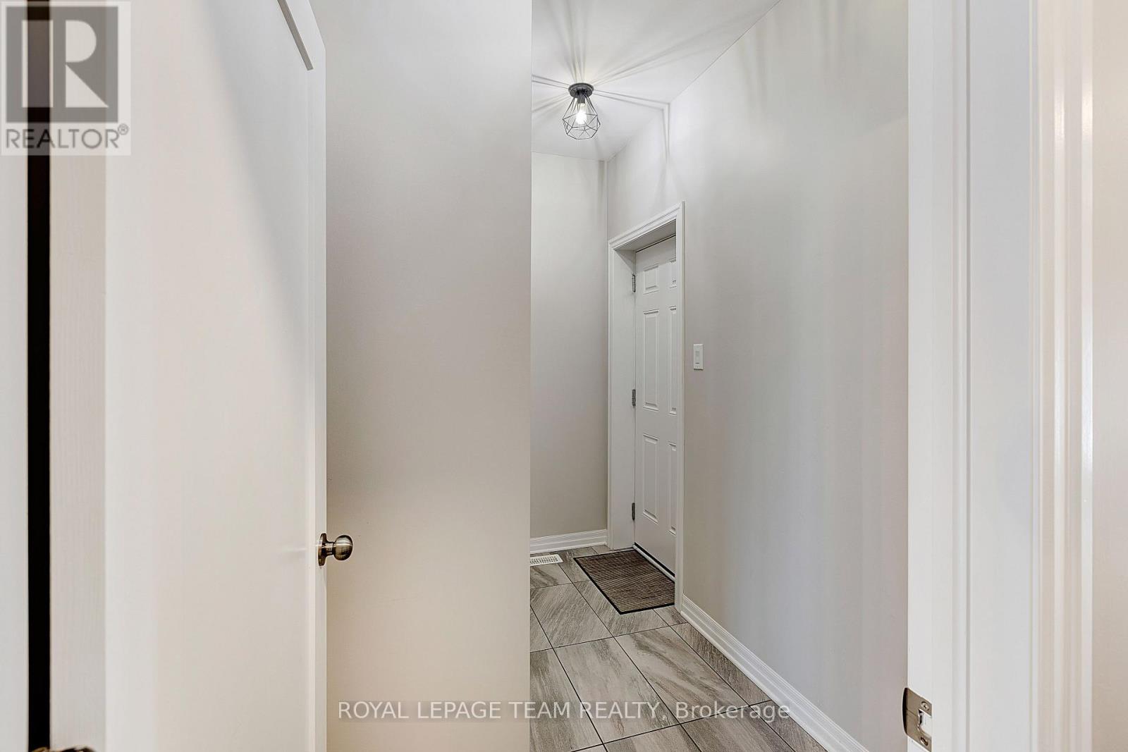 258 Gossamer Street, Ottawa, Ontario  K1W 0B2 - Photo 4 - X12900840