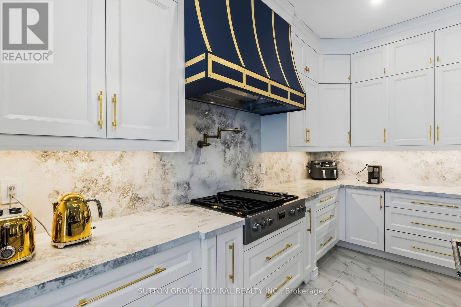 37 Cedarpoint Court, Vaughan, Ontario  L6A 4P7 - Photo 4 - N12900786