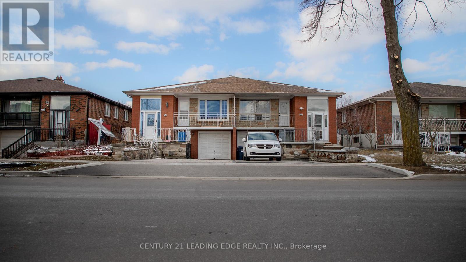 <div class="slider-price">$899,000</div><p>34 Petiole Road, Toronto, Ontario</p>