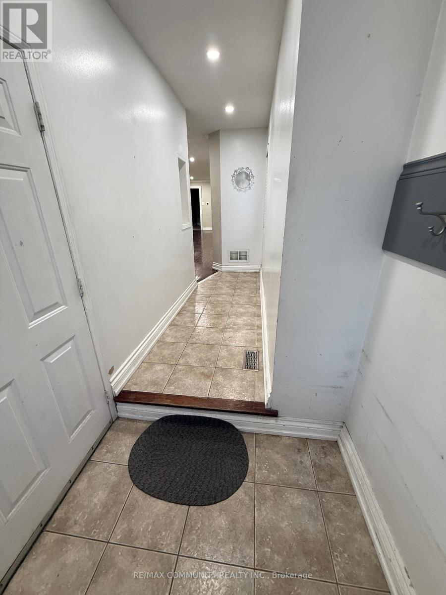 12 Caruso Drive, Brampton, Ontario  L6Y 5B1 - Photo 4 - W12900778