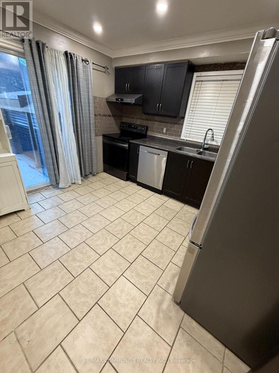 12 Caruso Drive, Brampton, Ontario  L6Y 5B1 - Photo 5 - W12900778