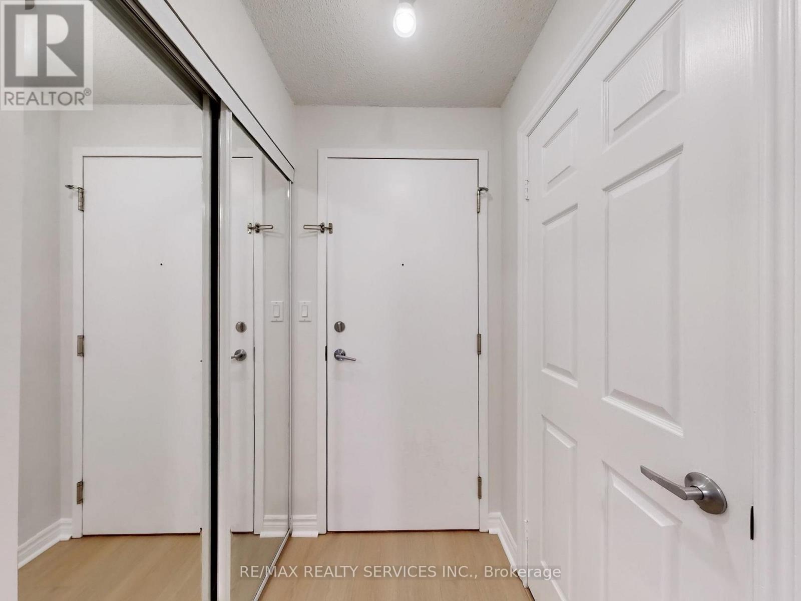 504 - 3880 Duke Of York Boulevard, Mississauga, Ontario  L5B 4M7 - Photo 5 - W12900866