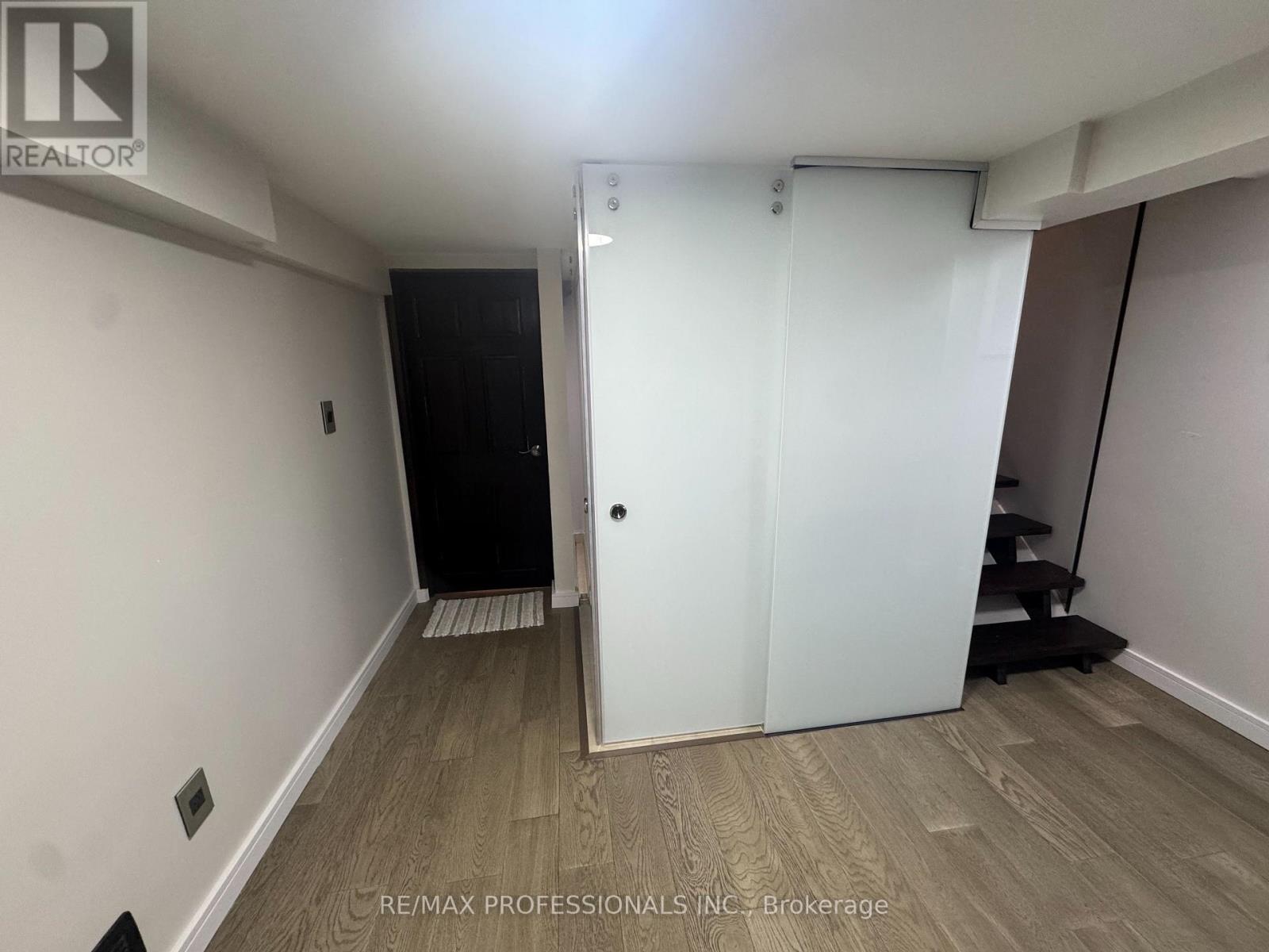 Bsmt - 39 Old Oak Road, Toronto (Kingsway South), Ontario  M9A 2W1 - Photo 2 - W12749908