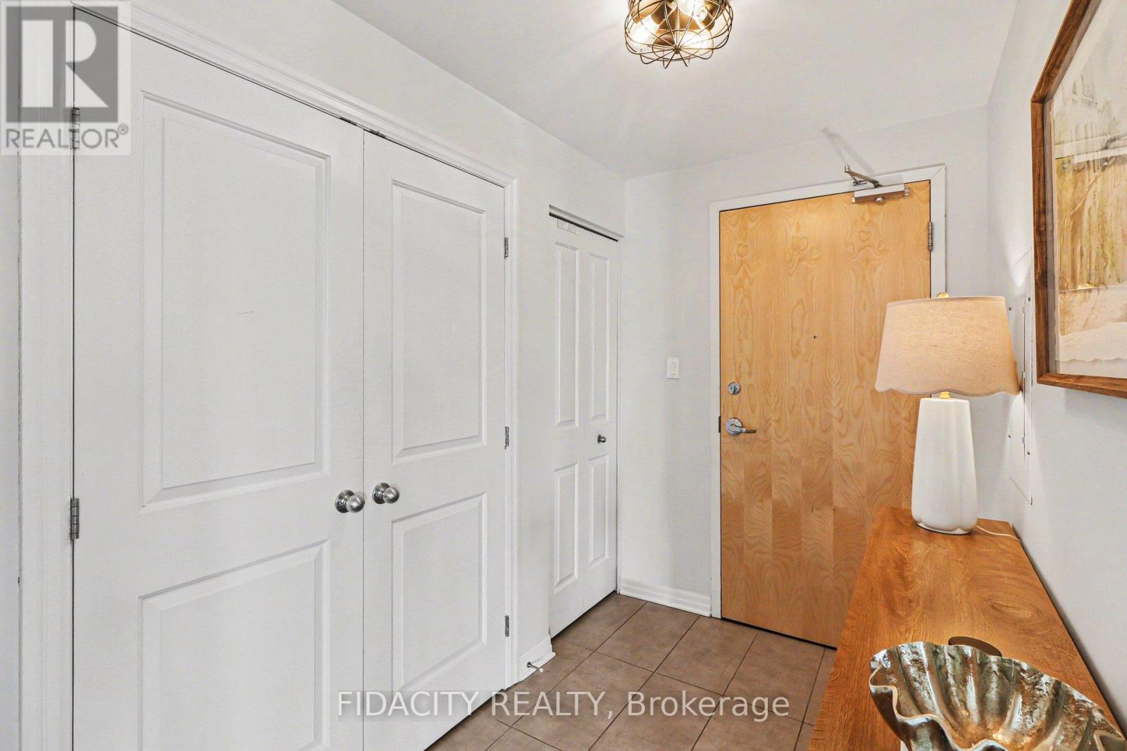 302 - 225 Winterfell Private, Ottawa, Ontario  K1G 4J1 - Photo 3 - X12900886