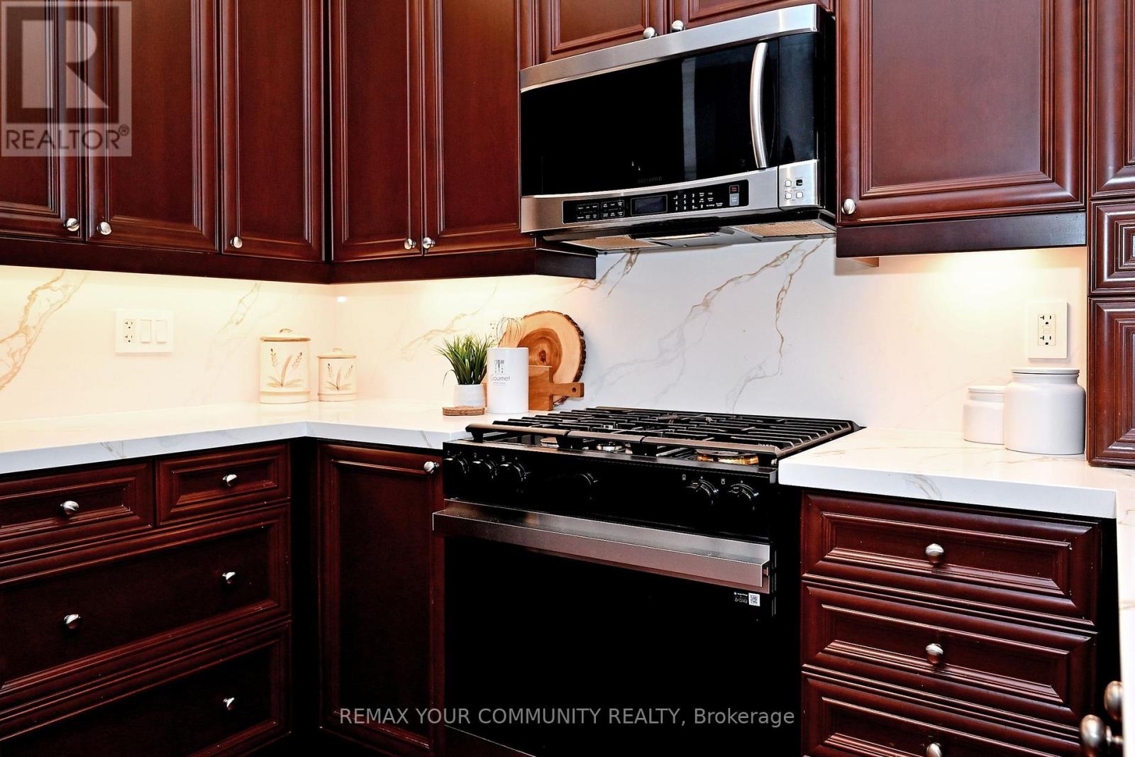 635 Tapestry Lane, Newmarket, Ontario  L3X 3C8 - Photo 4 - N12864928