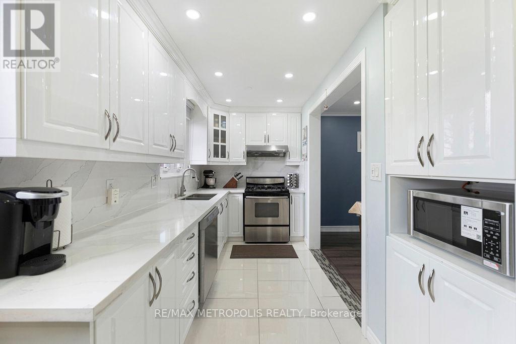 42 Gulliver Crescent, Brampton, Ontario  L6S 1S9 - Photo 11 - W12899544