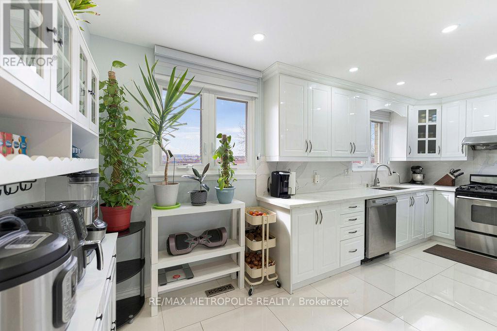 42 Gulliver Crescent, Brampton, Ontario  L6S 1S9 - Photo 14 - W12899544