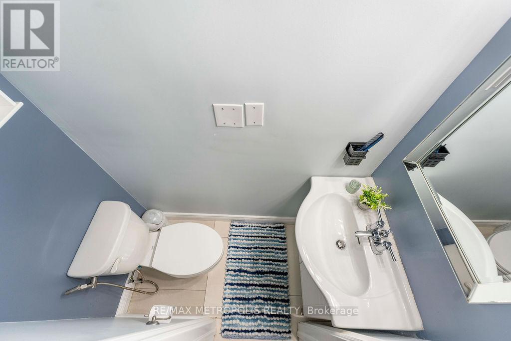 42 Gulliver Crescent, Brampton, Ontario  L6S 1S9 - Photo 9 - W12899544