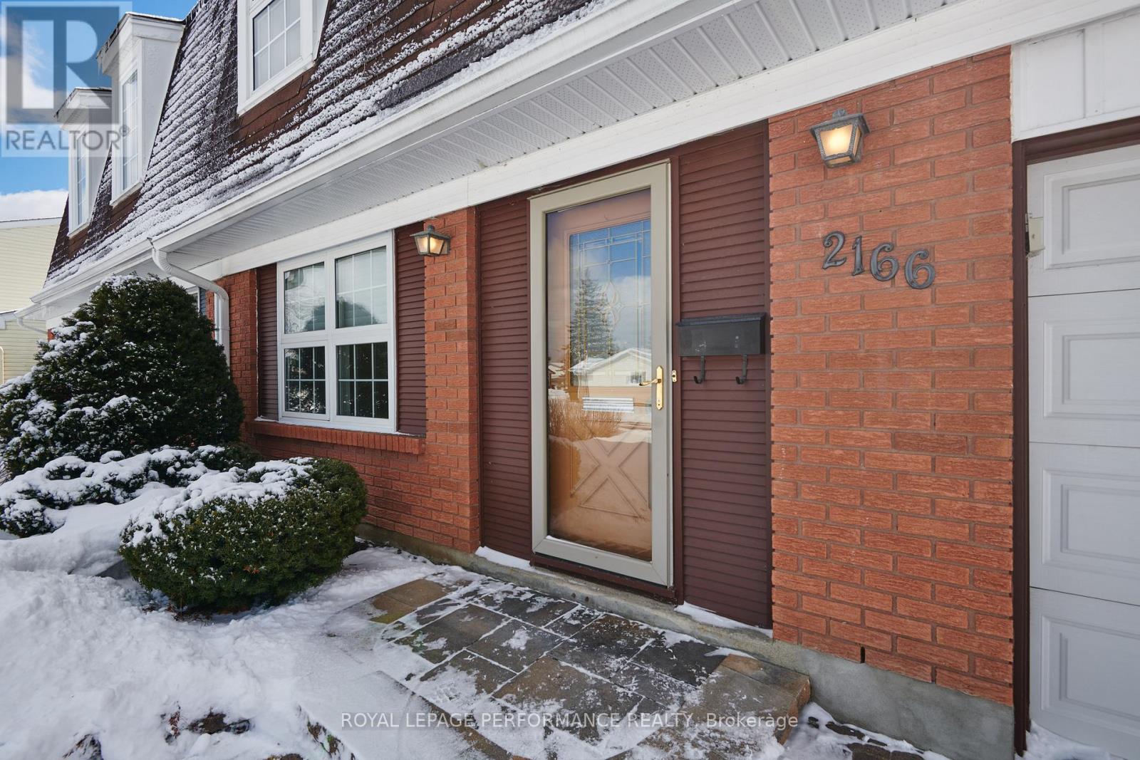 2166 Bickerton Avenue, Ottawa, Ontario  K1J 6Y3 - Photo 2 - X12901110