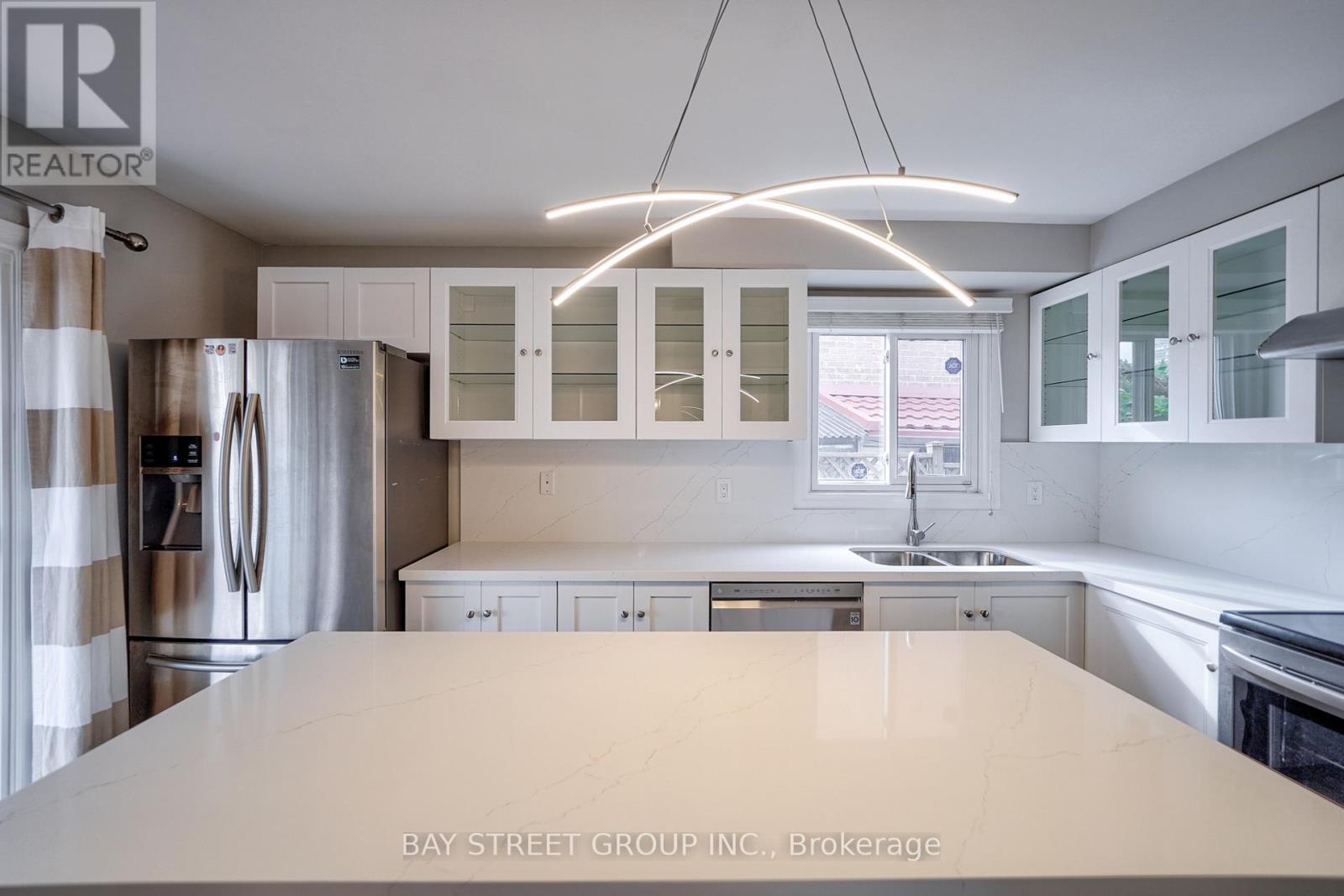 596 Constellation Drive, Mississauga (Hurontario), Ontario  L5R 2X3 - Photo 15 - W12901084