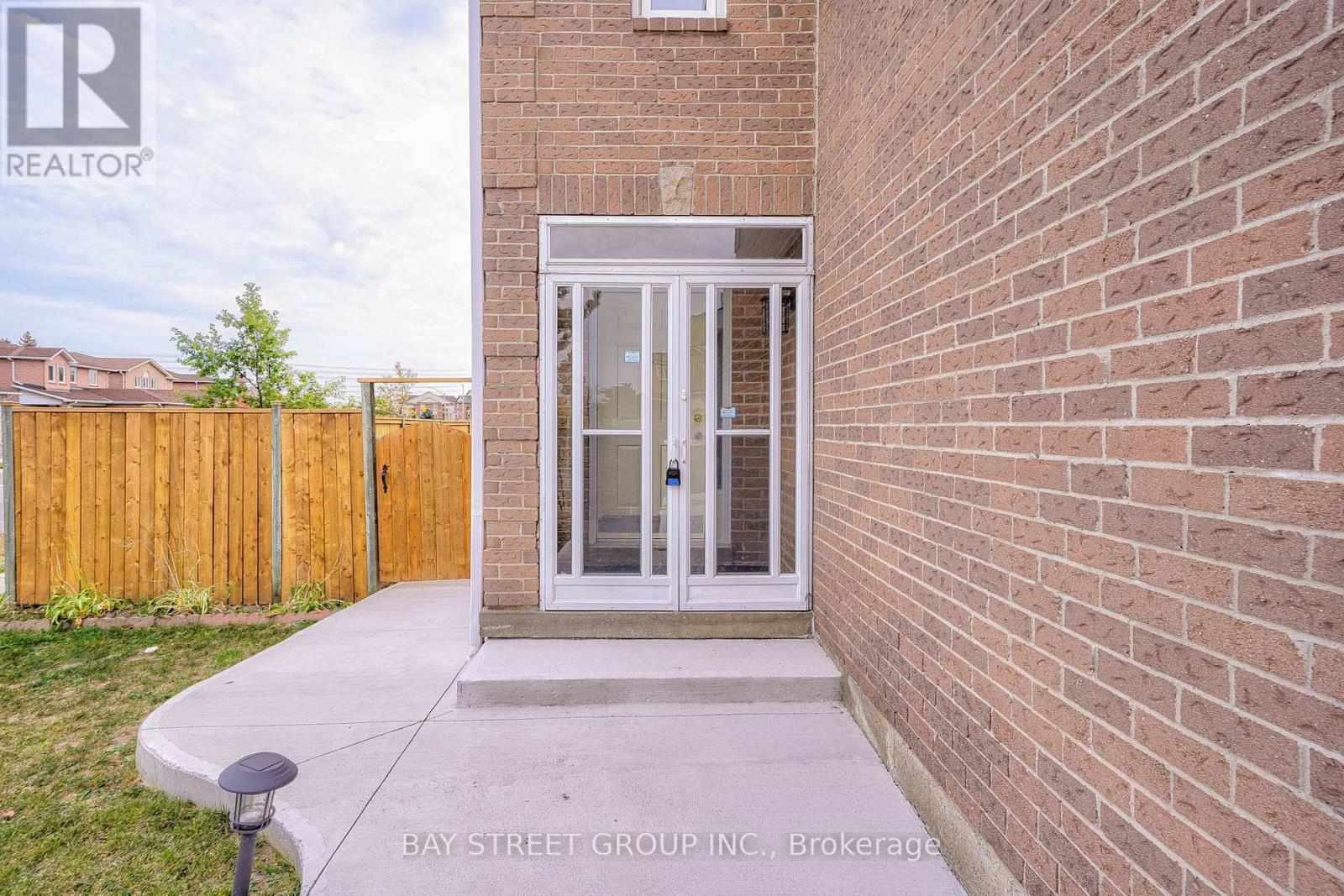 596 Constellation Drive, Mississauga (Hurontario), Ontario  L5R 2X3 - Photo 4 - W12901084