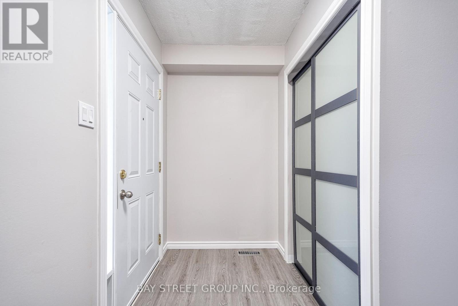 596 Constellation Drive, Mississauga (Hurontario), Ontario  L5R 2X3 - Photo 5 - W12901084