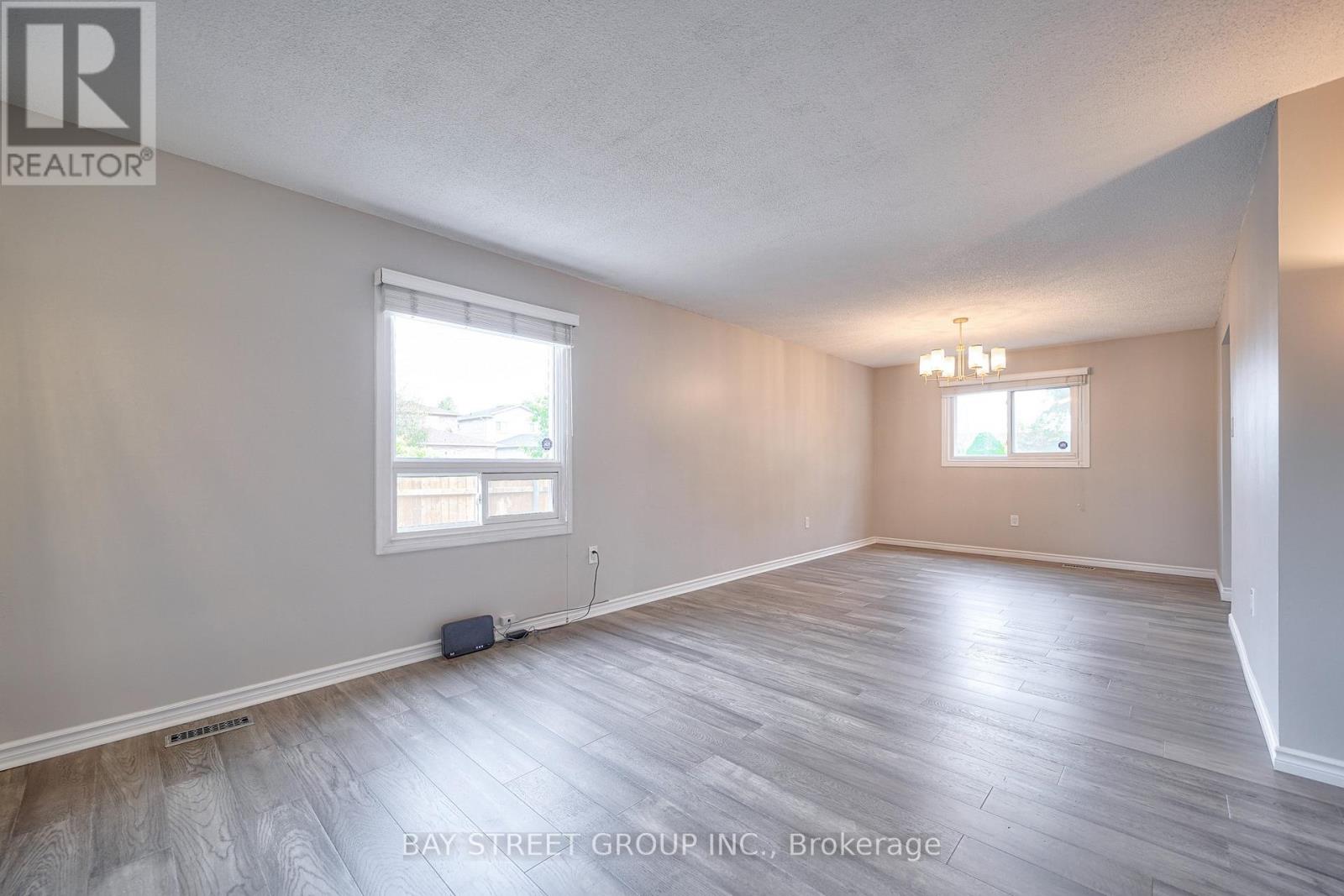 596 Constellation Drive, Mississauga (Hurontario), Ontario  L5R 2X3 - Photo 8 - W12901084