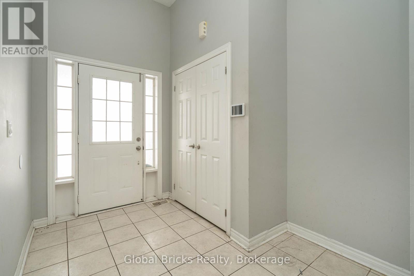 10 Dillon Drive, Brampton, Ontario  L6X 3B6 - Photo 5 - W12888120