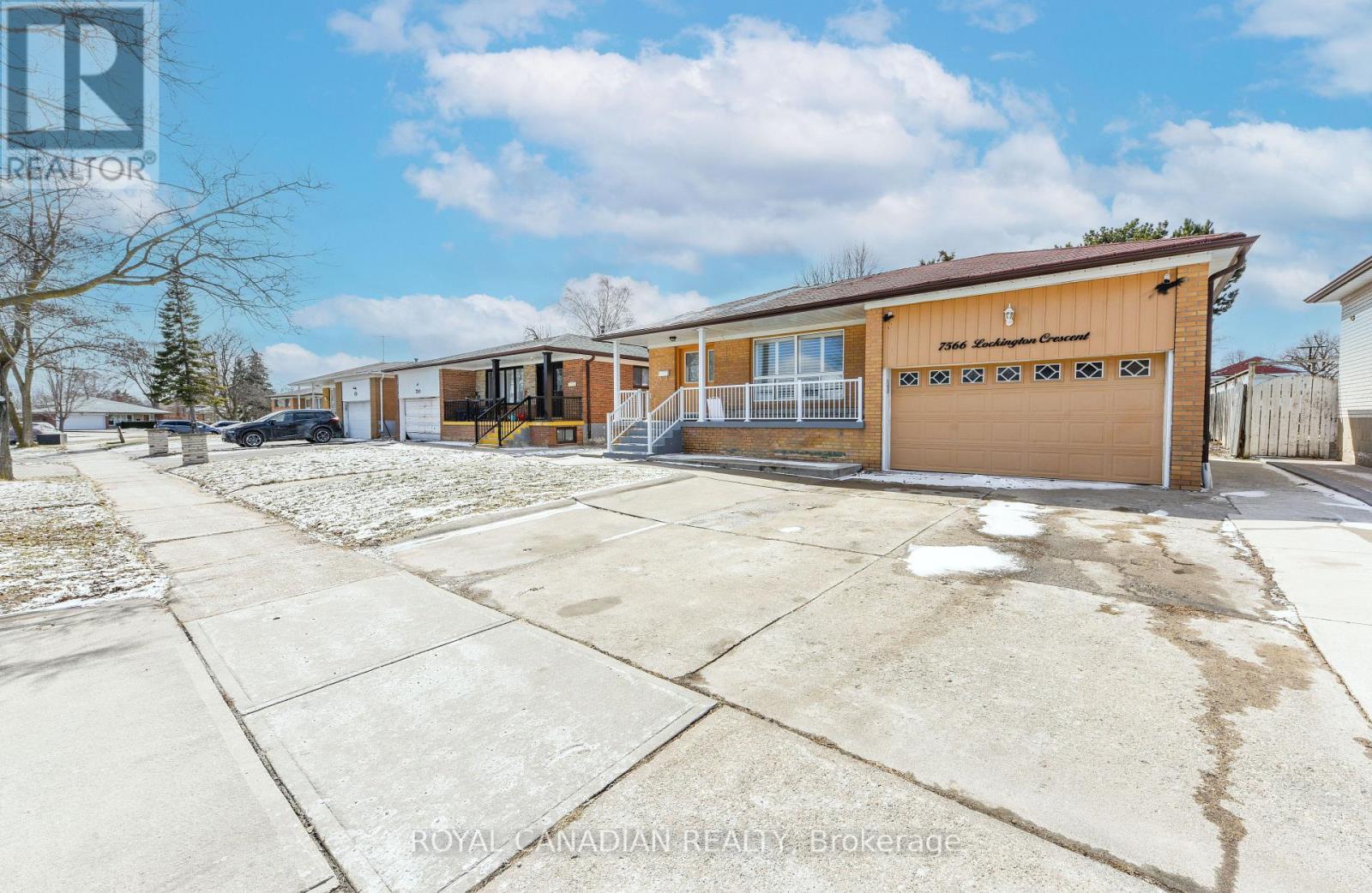 7566 Lockington Crescent, Mississauga, Ontario  L4T 2V5 - Photo 2 - W12901016