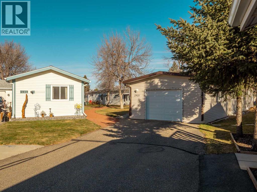 2921 31 Avenue S, Lethbridge, Alberta  T1K 6S6 - Photo 2 - A2269482