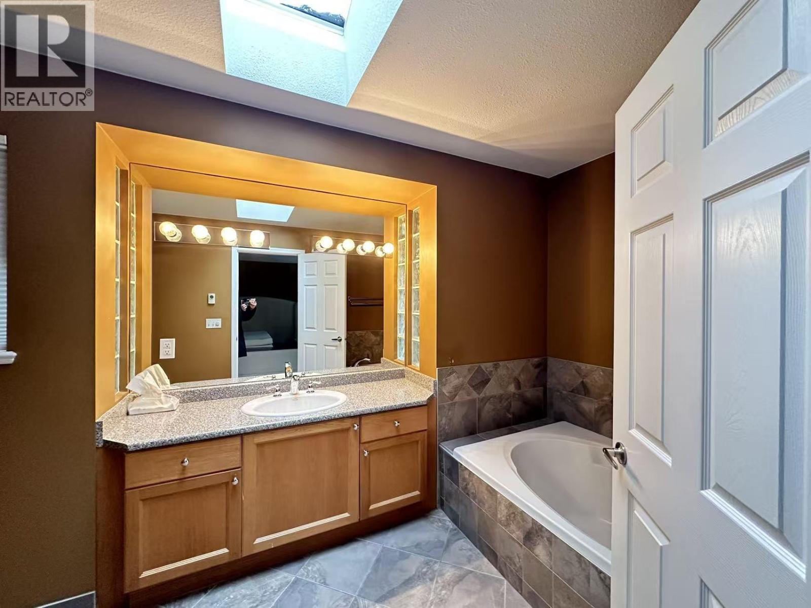 37 Deerwood Place, Port Moody, British Columbia  V3H 4X7 - Photo 10 - R3100354