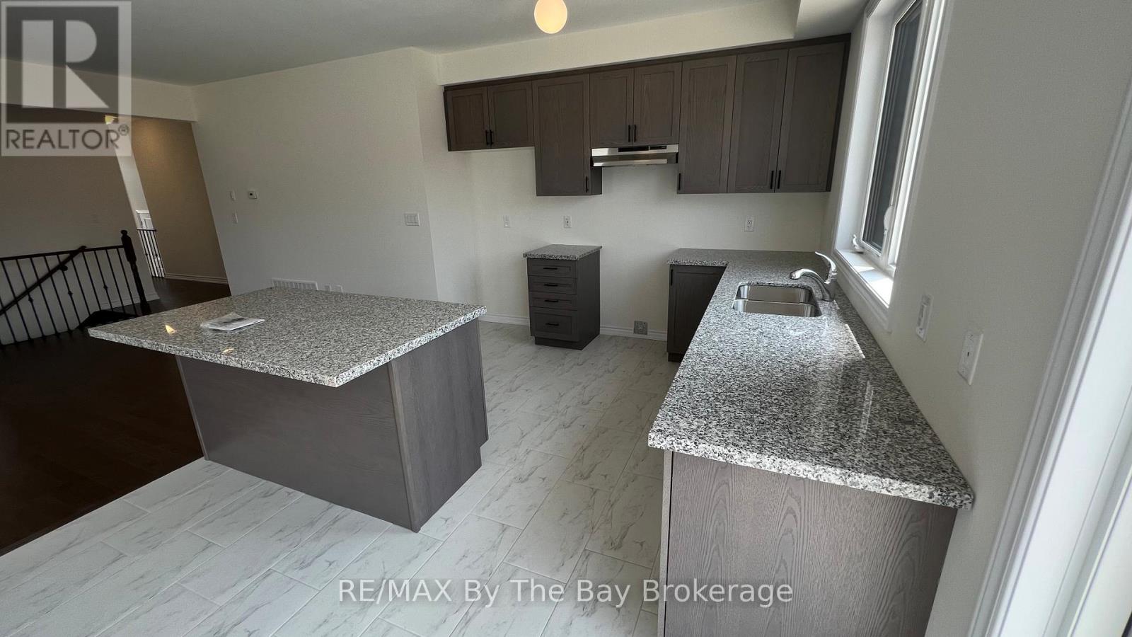 7 Rosanne Circle, Wasaga Beach, Ontario  L9Z 0N4 - Photo 10 - S12901240