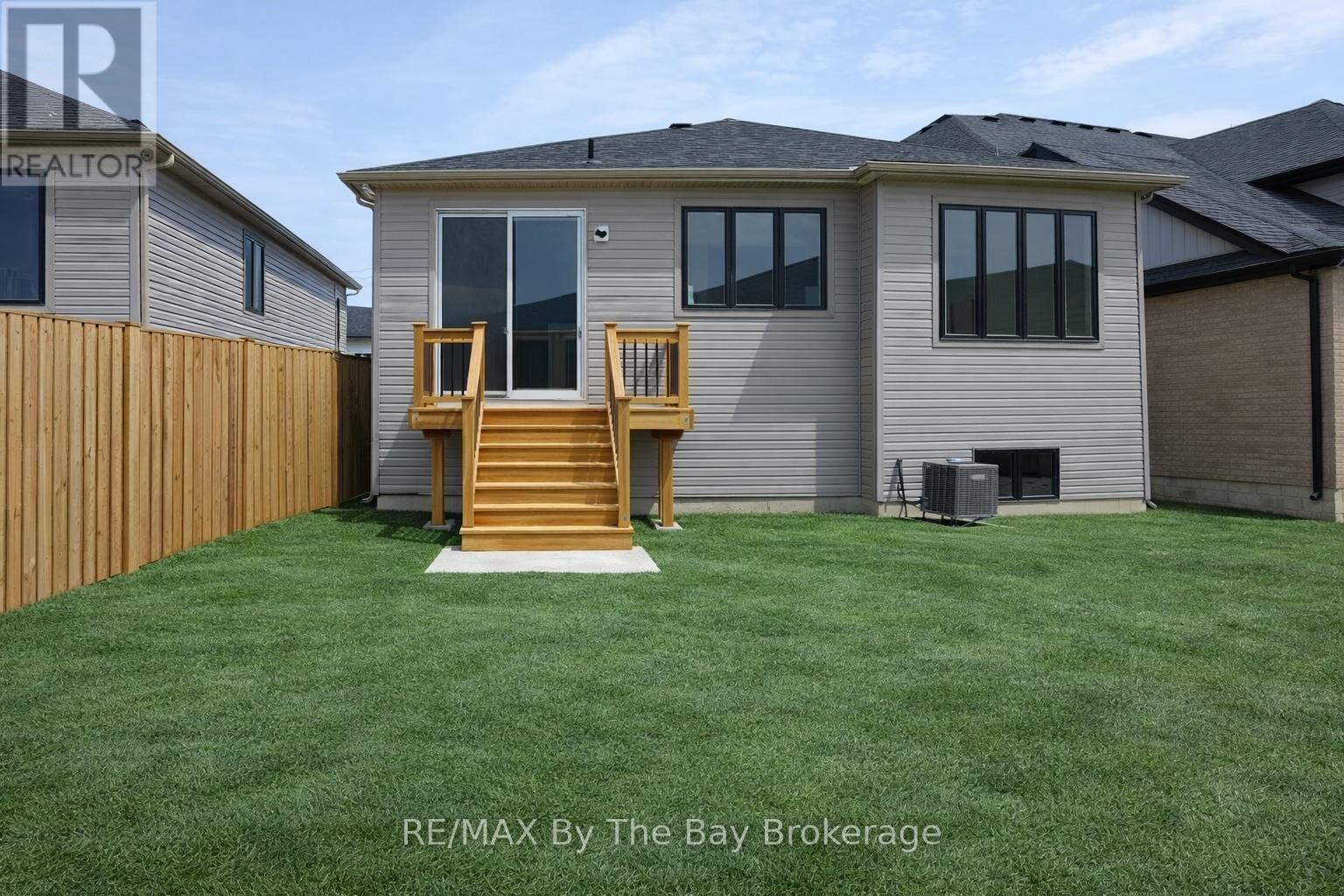 7 Rosanne Circle, Wasaga Beach, Ontario  L9Z 0N4 - Photo 3 - S12901240