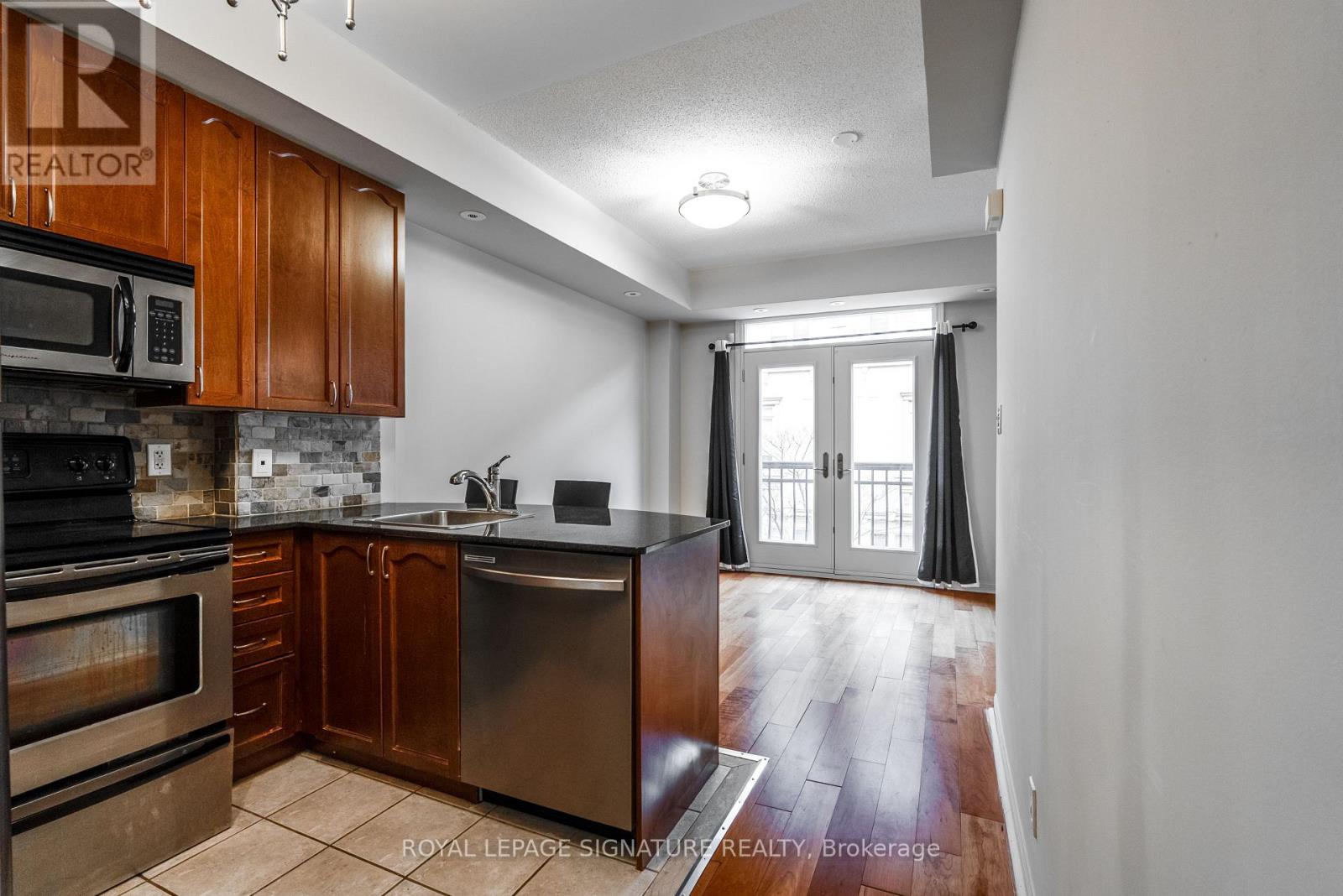 Th21 - 68 Carr Street, Toronto, Ontario  M5T 1B7 - Photo 2 - C12901276