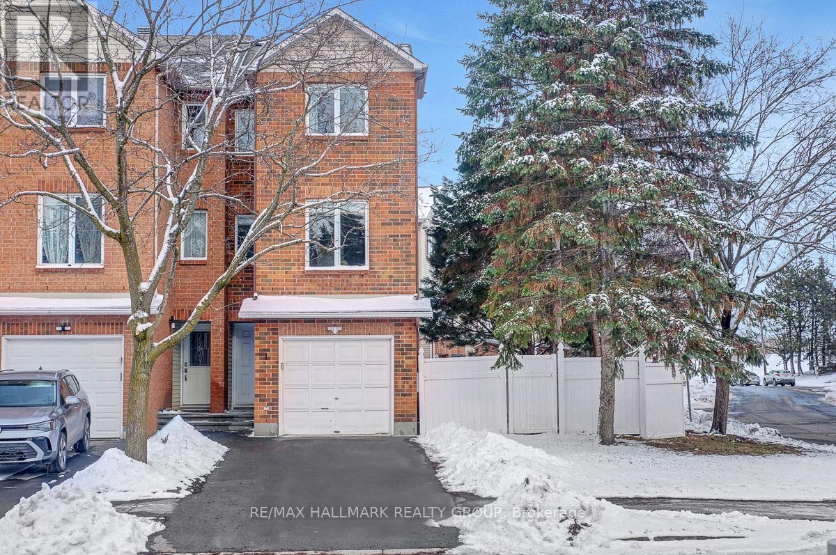 1 Rothbury Crescent, Ottawa, Ontario  K1K 4N4 - Photo 2 - X12901268