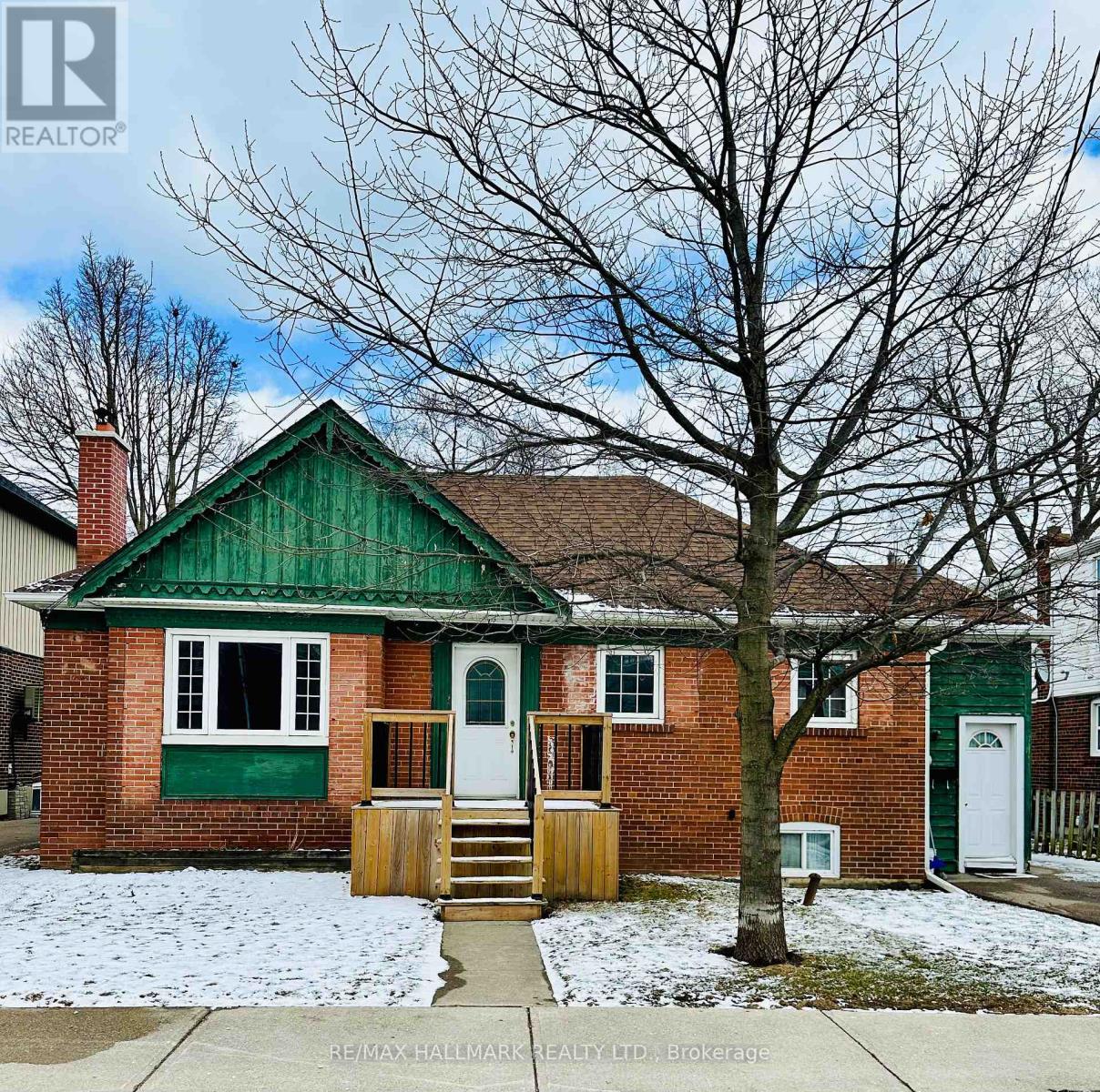 <div class="slider-price">$749,900</div><p>27 Royal York Road, Toronto, Ontario</p>