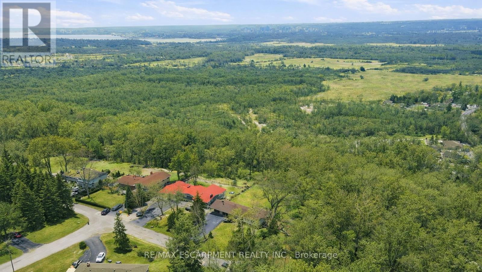 1 Thorncrest Boulevard, Hamilton (Pleasant View), Ontario  L9H 7L1 - Photo 3 - X12901258