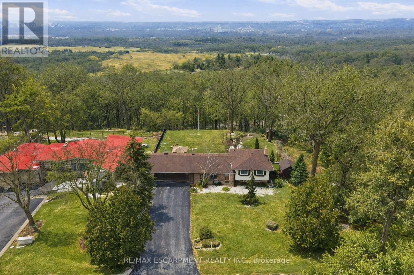 1 Thorncrest Boulevard, Hamilton (Pleasant View), Ontario  L9H 7L1 - Photo 4 - X12901258