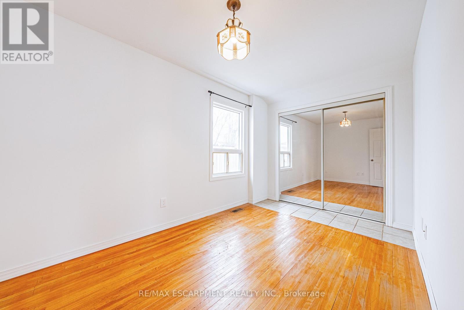 1124 Dunsmure Road, Hamilton (Normanhurst), Ontario  L8H 1K5 - Photo 14 - X12901298