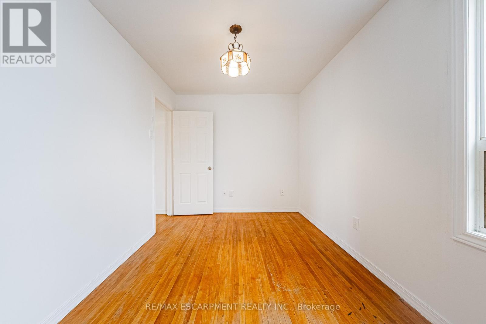 1124 Dunsmure Road, Hamilton (Normanhurst), Ontario  L8H 1K5 - Photo 16 - X12901298