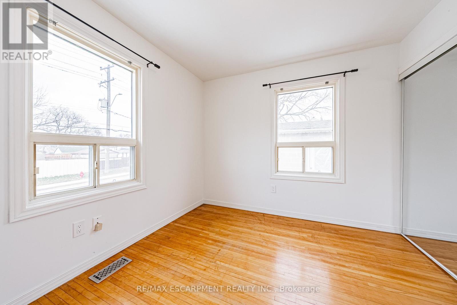 1124 Dunsmure Road, Hamilton (Normanhurst), Ontario  L8H 1K5 - Photo 17 - X12901298