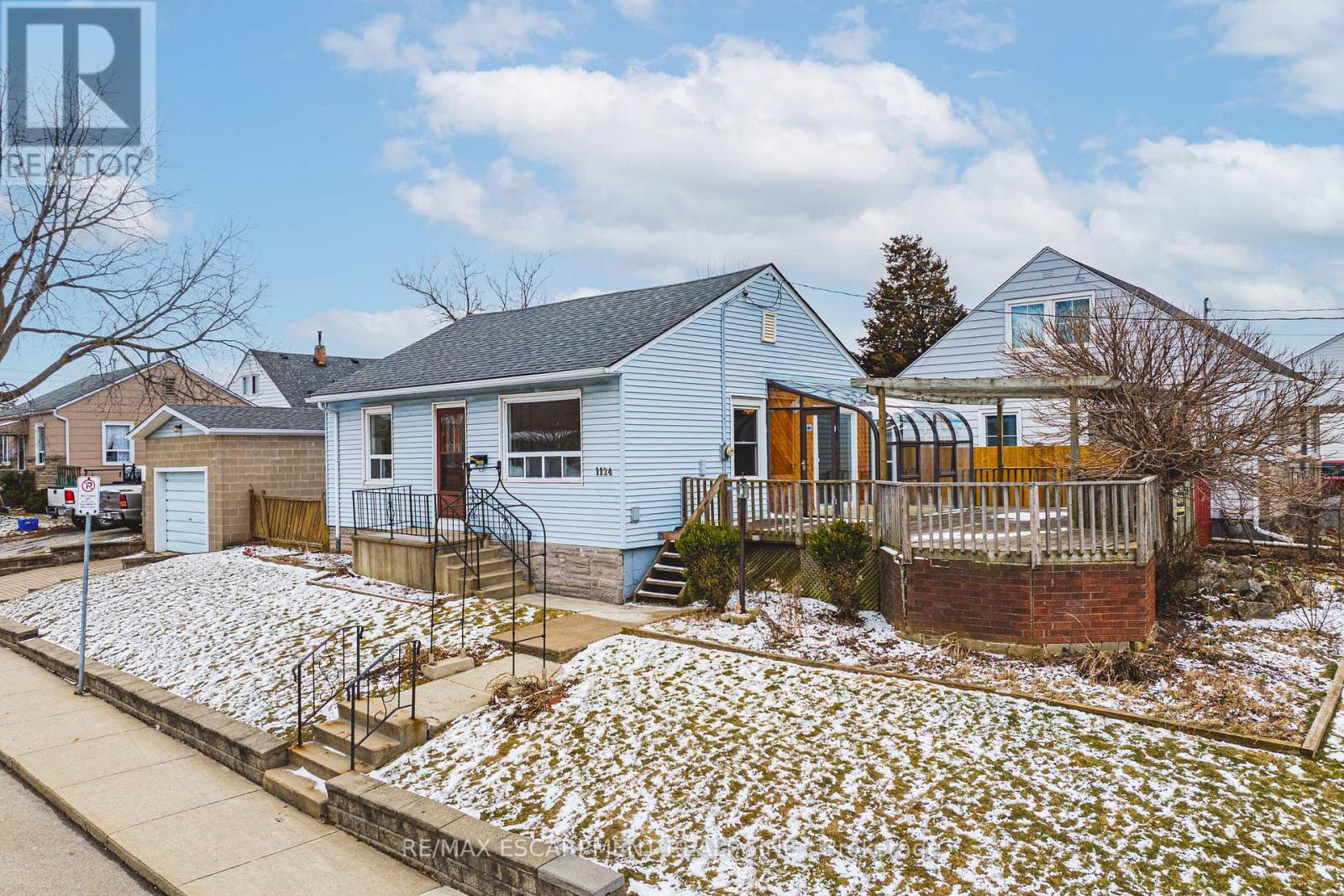 1124 Dunsmure Road, Hamilton (Normanhurst), Ontario  L8H 1K5 - Photo 2 - X12901298