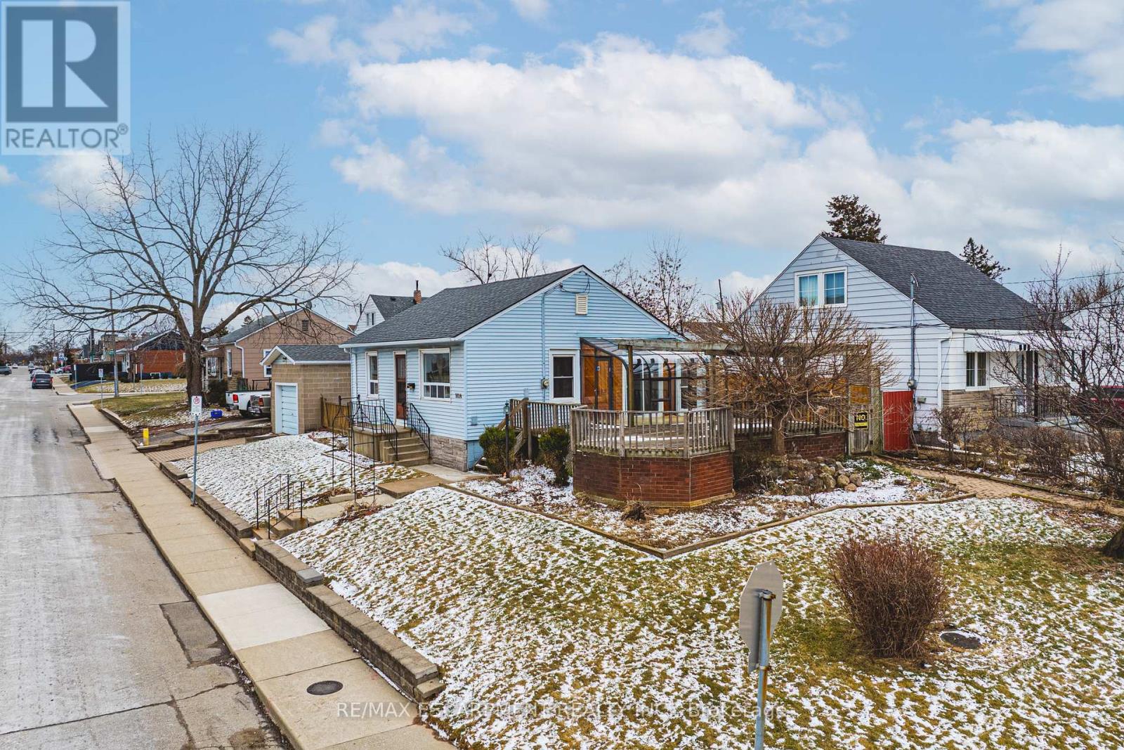 1124 Dunsmure Road, Hamilton (Normanhurst), Ontario  L8H 1K5 - Photo 3 - X12901298