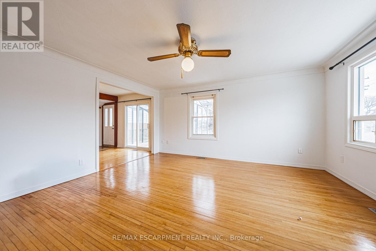 1124 Dunsmure Road, Hamilton (Normanhurst), Ontario  L8H 1K5 - Photo 5 - X12901298