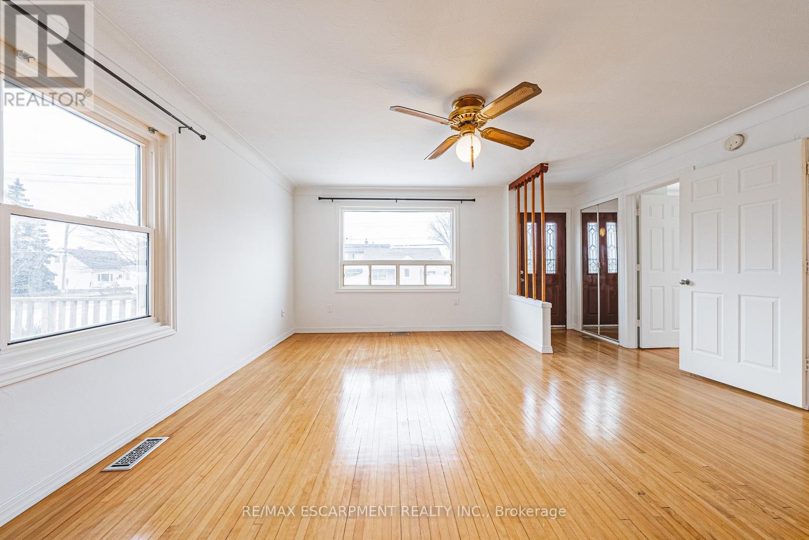 1124 Dunsmure Road, Hamilton (Normanhurst), Ontario  L8H 1K5 - Photo 8 - X12901298